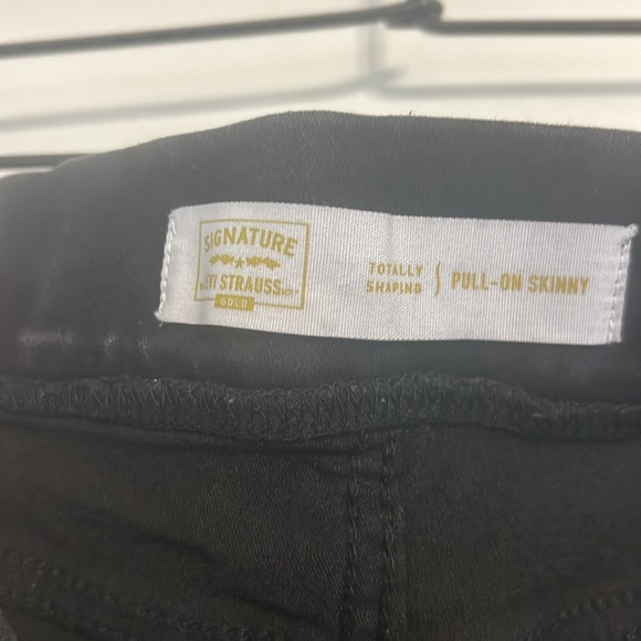 Black pull on slimming Signature by Levi. - Picture 2 of 6